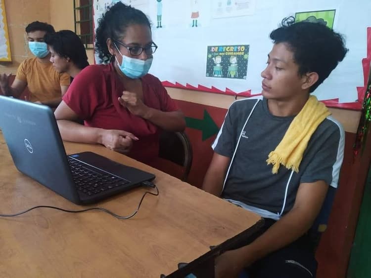 JÓVENES CON DISCPACIDAD REALIZAN PRUEBA EXTERNA.