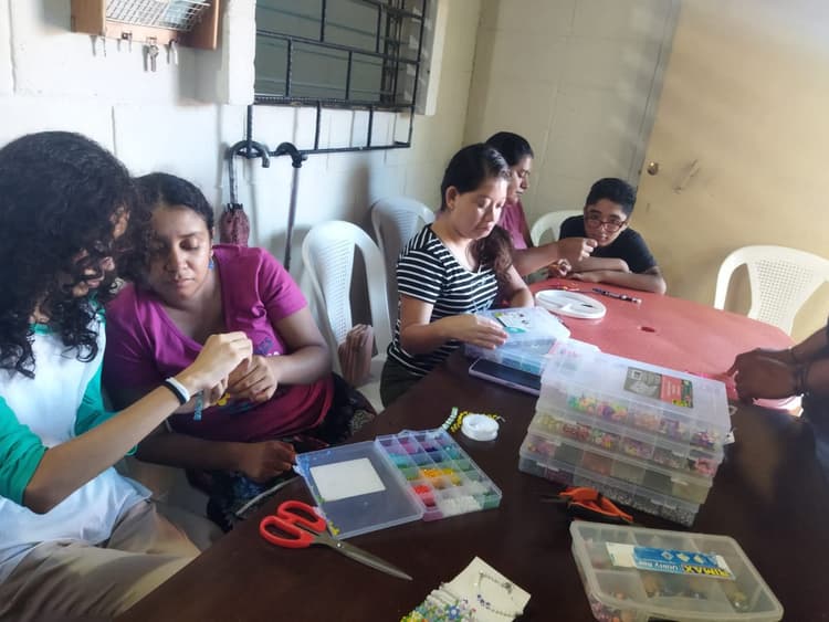 TALLER DE BISUTERIA Y LAPICEROS