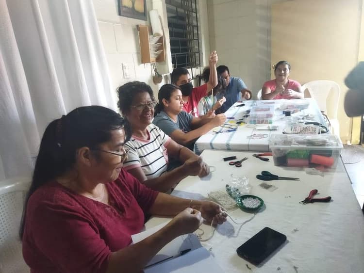 TALLER DE COLLARES Y PULSERAS