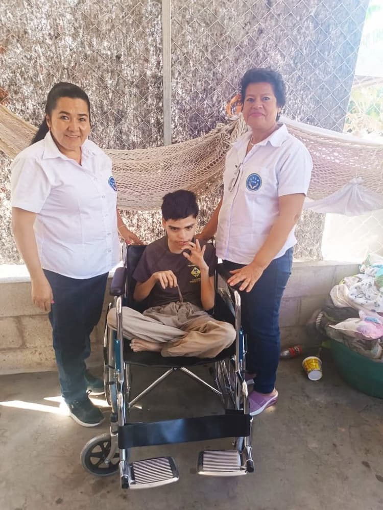 SILLA DE RUEDAS PARA UN NIÑO CON DISCAPACIDAD